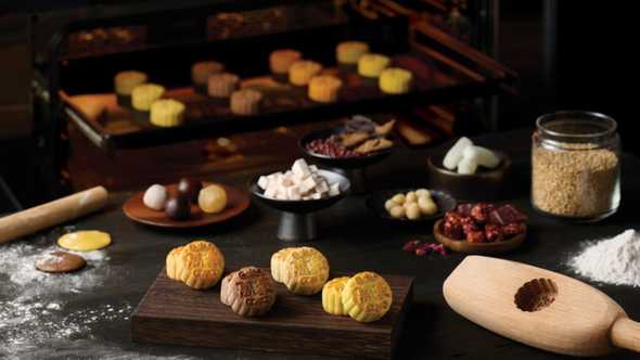 Michelin-starred Man Ho Chinese Restaurant at JW Marriott Hong Kong offers a unique experience:freshly baked mooncakes crafted daily at a pop-up counter